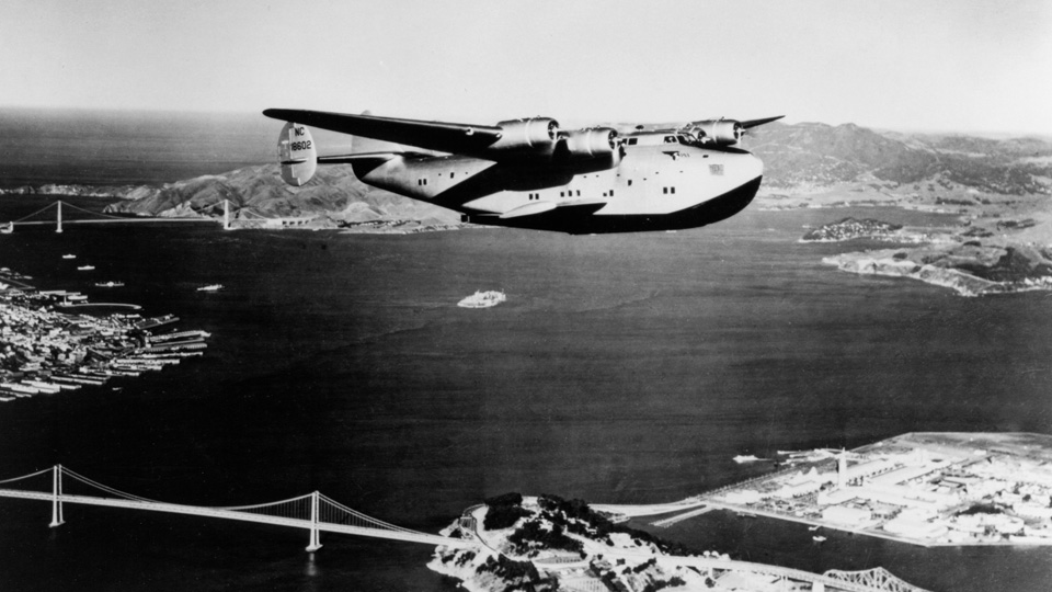 ӰƵ-built Pacific Clipper flies over Golden Gate Bridge